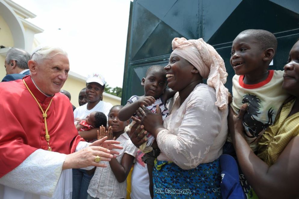 Benedetto XVI durante il suo pontificato ha compiuto 24 viaggi apostolici. L’immagine lo ritrae nella chiesa di San Paolo a Luanda, in Angola, il 21 marzo 2009. Nello stesso viaggio il Papa si reca anche in Camerun. Due i viaggi papali in Africa: l’altro nel 2011 in Benin. Nel continente europeo è stato tre volte in Germania (2005, 2006, 2011), poi in Polonia (2006), in Spagna (2006, 2010, 2011), in Turchia, in Austria, in Francia, in Repubblica Ceca (2009), a Malta (2010), in Portogallo (2010), a Cipro (2010), nel Regno Unito (2010), in Croazia (2011) e a San Marino (2011). Ha visitato anche Brasile (2007), Stati Uniti (2008), Australia (2008), Messico e Cuba (2012), Giordania- Israele e Palestina (2009), e Libano (2012), che sarà il suo ultimo viaggio papale. In tre occasioni i viaggi avvengono in occasione delle Giornate mondiali delal gioventù: Colonia 2005, Sydney 2008 e Madrid 2011.