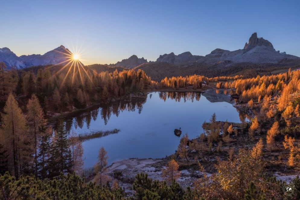 Dolomiti, il sole sorge sul Lago Federa