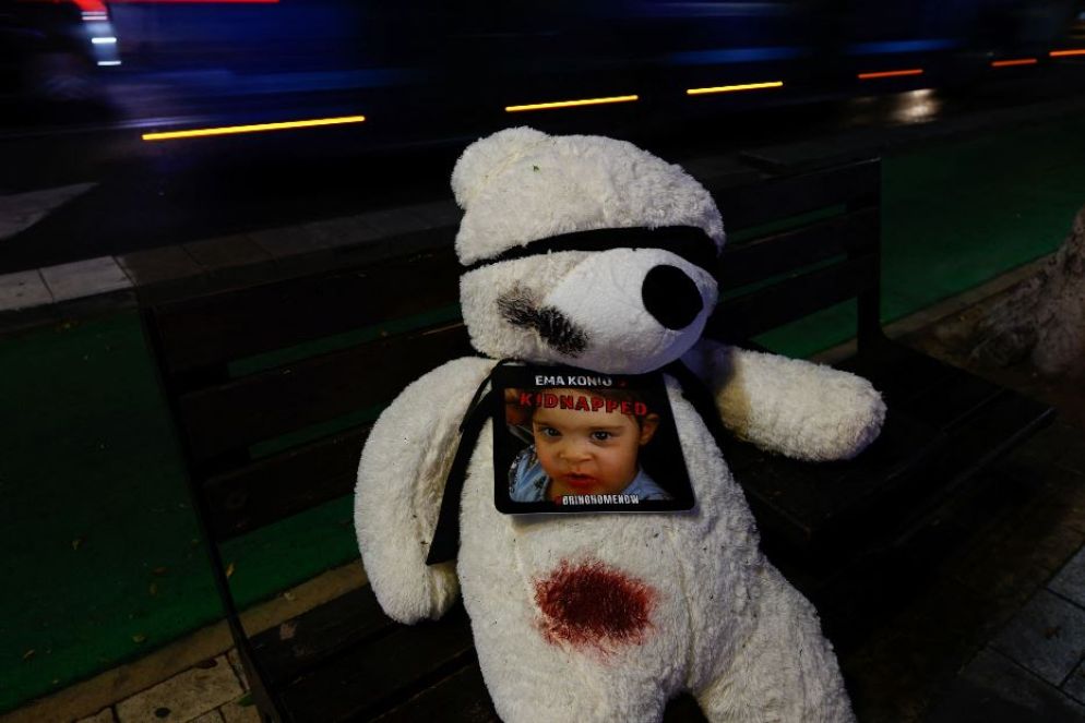 A Tel Aviv candele e pupazzi per ricordare gli ostaggi nelle mani di Hamas da un mese esatto