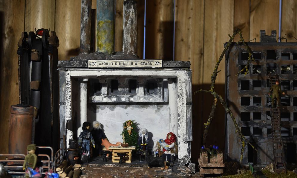 Non è mancata nemmeno quest'anno la grande mostra di Presepi in Vaticano: tra i presepi ambientati in zone di guerra vi è anche quello realizzato in Ucraina da suor Teodosia Polotniuk. Al centro dell’opera, la Natività ricreata nei sotterranei di una struttura che ricorda lo stabilimento metallurgico di Azovstal’, a Mariupol.