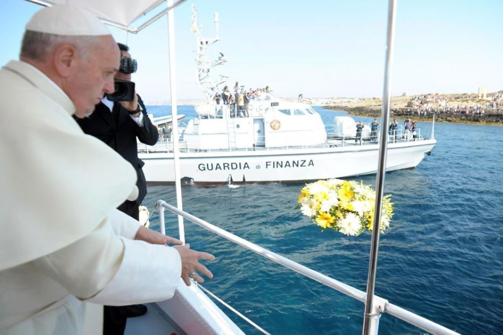 8 luglio 2013: il primo viaggio fuori dal Vaticano il Papa lo compie a Lampedusa per ricordare i migranti morti in mare nel tentativo di approdare sulle coste italiane. Un’attenzione verso i migranti che non è mai venuta meno per l’intero pontificato