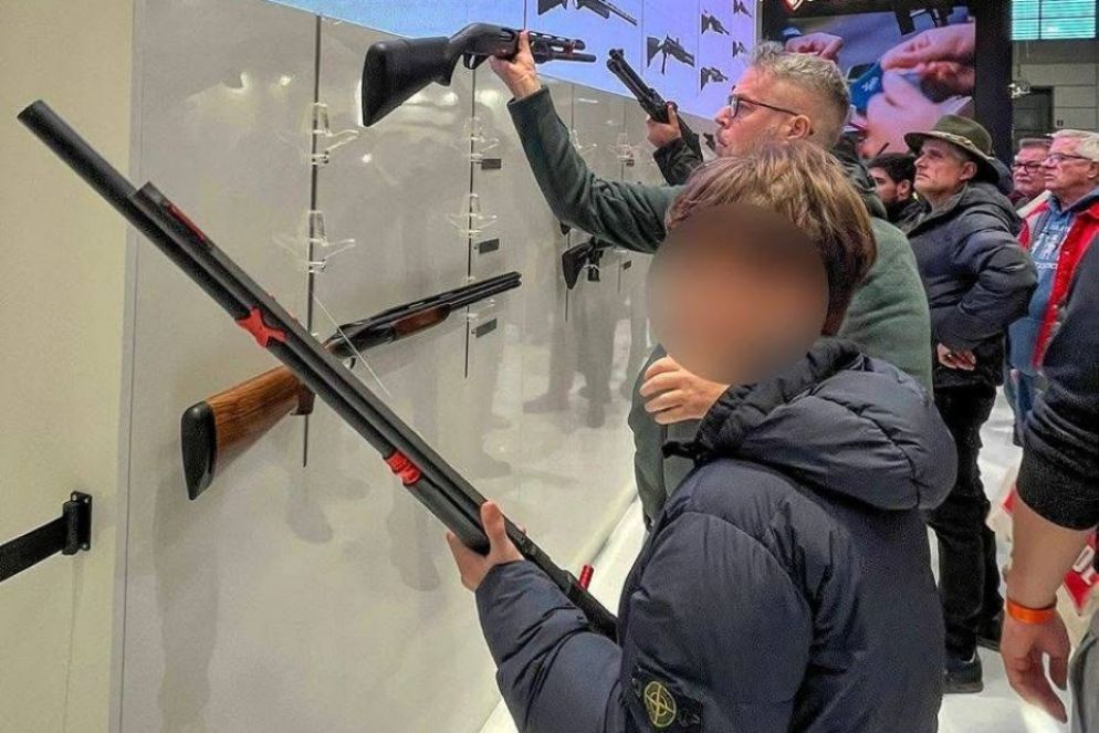 Ragazzini imbracciano le armi