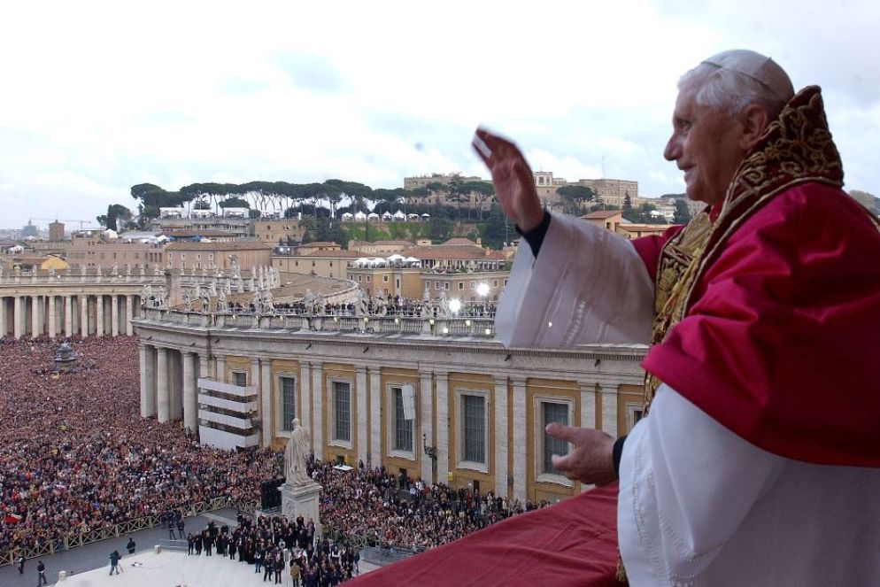 “Cari fratelli e sorelle, dopo il grande papa Giovanni Paolo II, i signori cardinali hanno eletto me, un semplice e umile lavoratore nella vigna del Signore. Mi consola il fatto che il Signore sa lavorare ed agire anche con strumenti insufficienti e soprattutto mi affido alle vostre preghiere”. Sono le prime parole che Joseph Ratzinger, appena eletto Papa con il nome di Benedetto XVI, rivolge ai fedeli riuniti in piazza San Pietro il 19 aprile 2005. Come decano del Collegio cardinalizio pochi giorni prima Ratzinger aveva presieduto i funerali di Giovanni Paolo II, di cui è stato uno dei più stretti collaboratori per 23 anni, quasi l’intero pontificato di Wojtyla. Infatti ha guidato la Congregazione per la dottrina della fede. Con lui prefetto si è portato a conclusione il completamento del Catechismo della Chiesa cattolica, e si è iniziato a porre mano al delicato caso degli abusi sui minori da parte di ecclesiastici.
