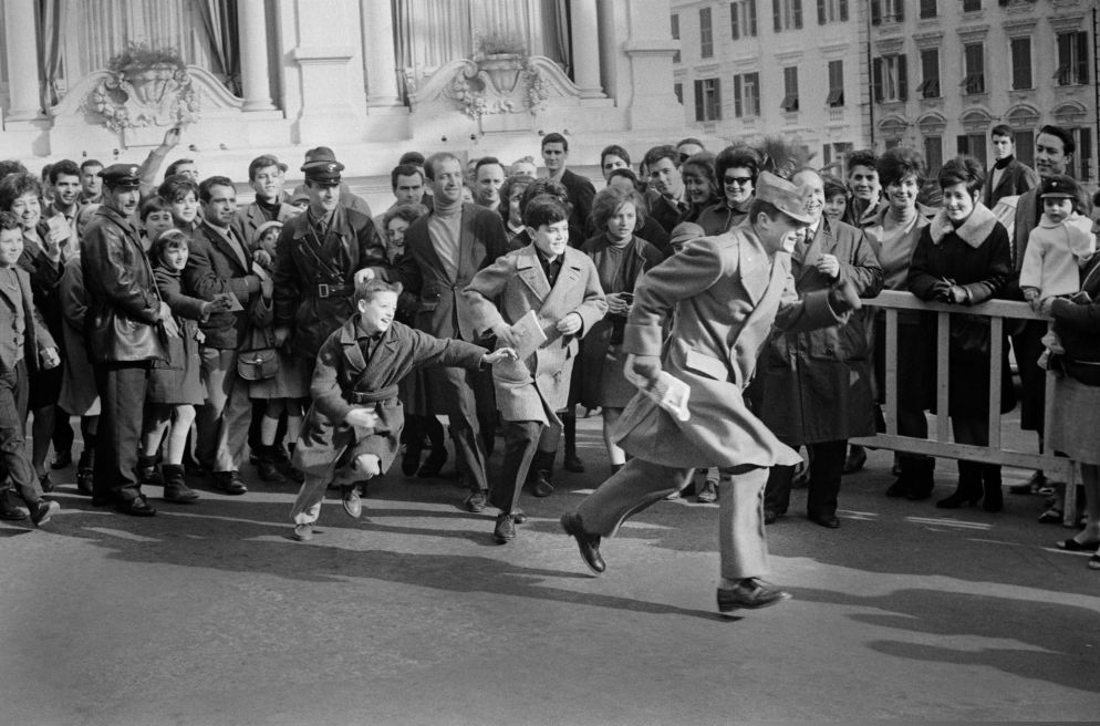 Tony Renis arriva a Sanremo da Pistoia, dove sta svolgendo il servizio militare, con una licenza straordinaria firmata dall'allora ministro della Difesa Giulio Andreotti per poter partecipare al XIV Festival, 1964.