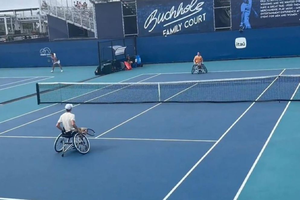 Campioni di due mondi, simboli di un unico sport. A Miami Jannik Sinner ha incontrato per qualche scambio, seduto anche lui in carrozzina, Alfie Hewett, una leggenda del wheelchair tennis, presente per la prima volta con un torneo all'Hard Rock Stadium in occasione del Miami Open