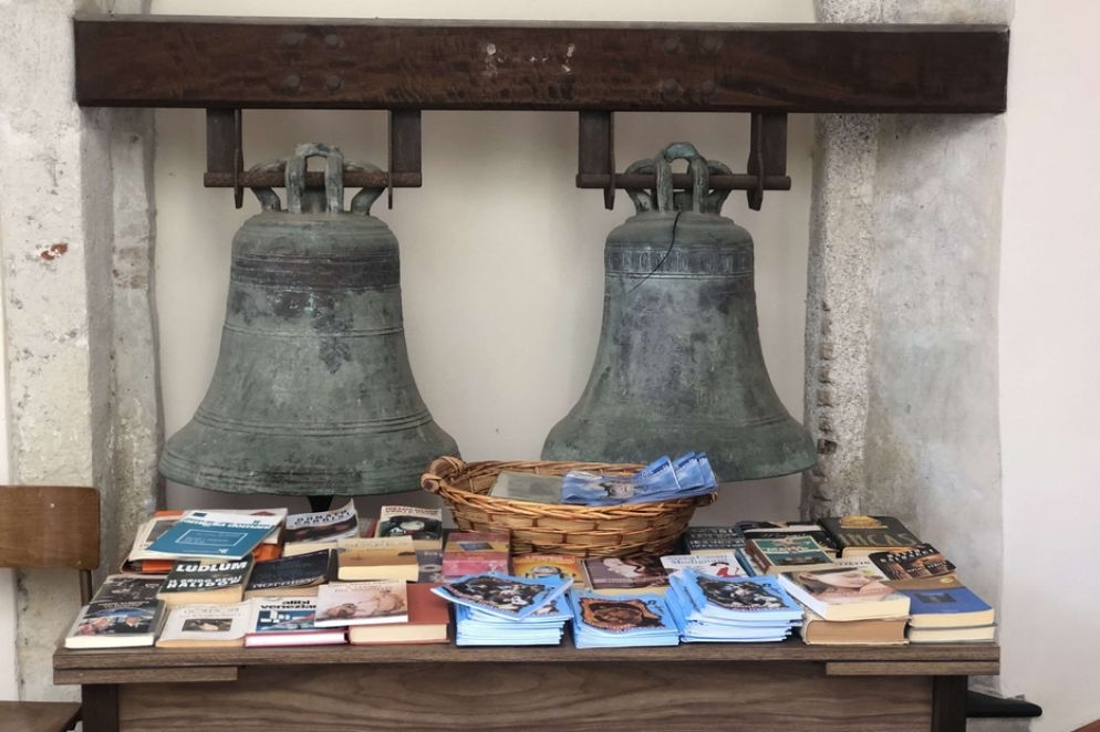 Libri a disposizione di tutti, disposti su un vecchio tavolo nel chiostro della Chiesa di San Domenico a Varazze