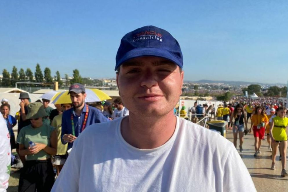 Luigi, CL universitari della Statale di Milano, 24 anni. «Da tutto il mondo convocati qui da uno, il Papa, che ci indica un altro, Gesù Cristo. Una varietà di mondi che procede in un’unica direzione».