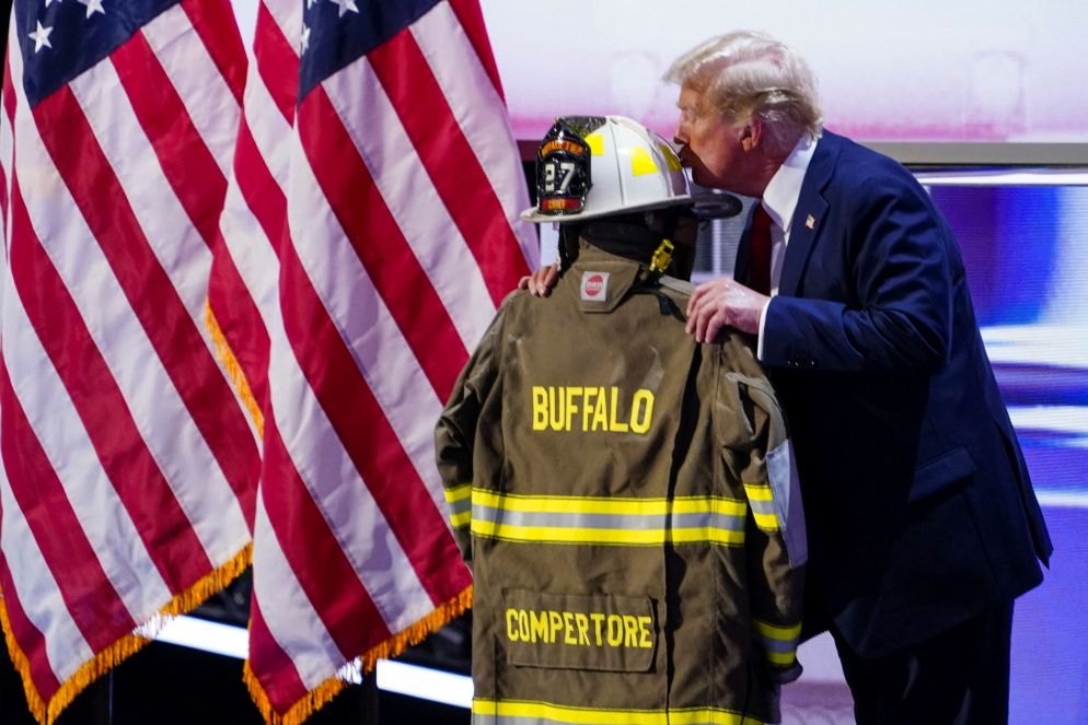 Trump rende omaggio a Corey Comperatore, il pompiere 50enne rimasto ucciso nell'attentato al candidato presidenziale