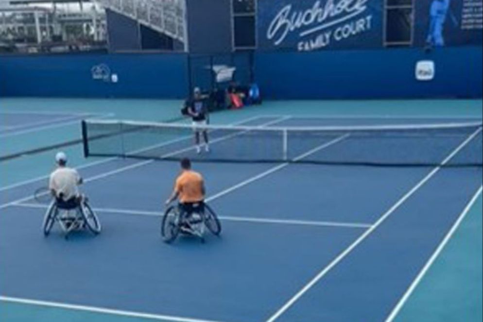Sinner ha voluto provare a scambiare qualche palla con Hewitt per capire la difficoltà e la fatica di giocare a tennis da seduti. Nel tardo pomeriggio italiano l'altoatesino è atteso dalla sfida agli ottavi di finale contro l'australiano Christopher O'Connell