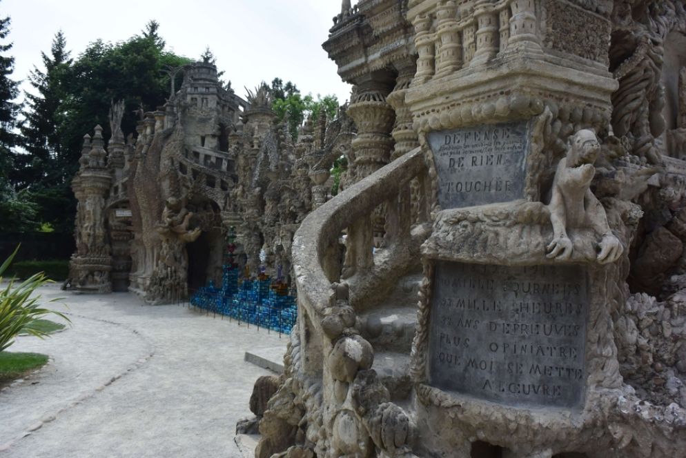 L’esortazione del postino Cheval  - I palazzi ideali o incantati popolano tante fiabe. Ma nel Sud della Francia, a Hauterives, comune di campagna non lontano da Lione, ve n’è uno ben reale, che non smette d’incantare i visitatori del mondo intero da oltre un secolo. L’autore unico dell’opera, il postino Ferdinand Cheval (1836-1924), geniale autodidatta, ha realizzato il proprio «Palazzo ideale» nell’orto di cui disponeva, nel corso di un lavoro quotidiano ininterrotto fra il 1879 e il 1912, utilizzando le pietre e conchiglie trovate lungo i propri lunghi itinerari a piedi. All’ingresso del palazzo, il postino ha inciso un messaggio che suona ancor oggi come un’esortazione-sfida ai creatori del mondo intero: «10mila giornate, 93mila ore, 33 anni di prove. Si metta all’opera chi sarà più ostinato di me». Meraviglia da sogno dell’arte non accademica, il Palazzo ideale del postino Cheval festeggia i suoi 110 anni e resta un volano economico turistico per tutto il comprensorio circostante, grazie alle centinaia di migliaia di visite annuali.