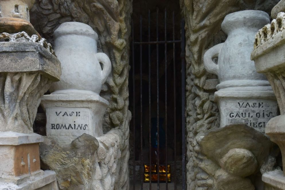 I due vasi della riconciliazione transalpina - Fra i simboli di fratellanza umana inseriti da Cheval nella propria creazione, pure due vasi giustapposti all’ingresso di una delle tante nicchie: un «vaso romano» e un «vaso gallico». Un’allusione, naturalmente, alla celebre campagna che permise a Giulio Cesare di conquistare le contrade galliche. Anche qui, Othoniel è intervenuto con grande delicatezza, inserendo una delle proprie sculture nel cuore d’ombra della nicchia.