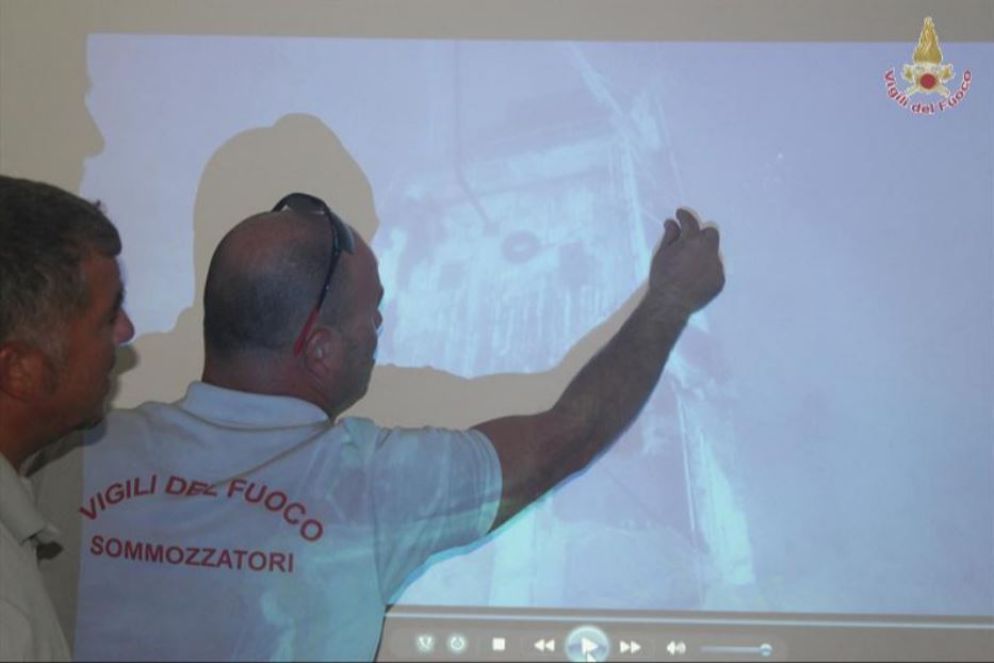 Nella sala di comando dei sommozzatori dei Vigili del fuoco si studia come proseguire i lavori di recupero dei morti trascinati in fondo al mare dal peschereccio