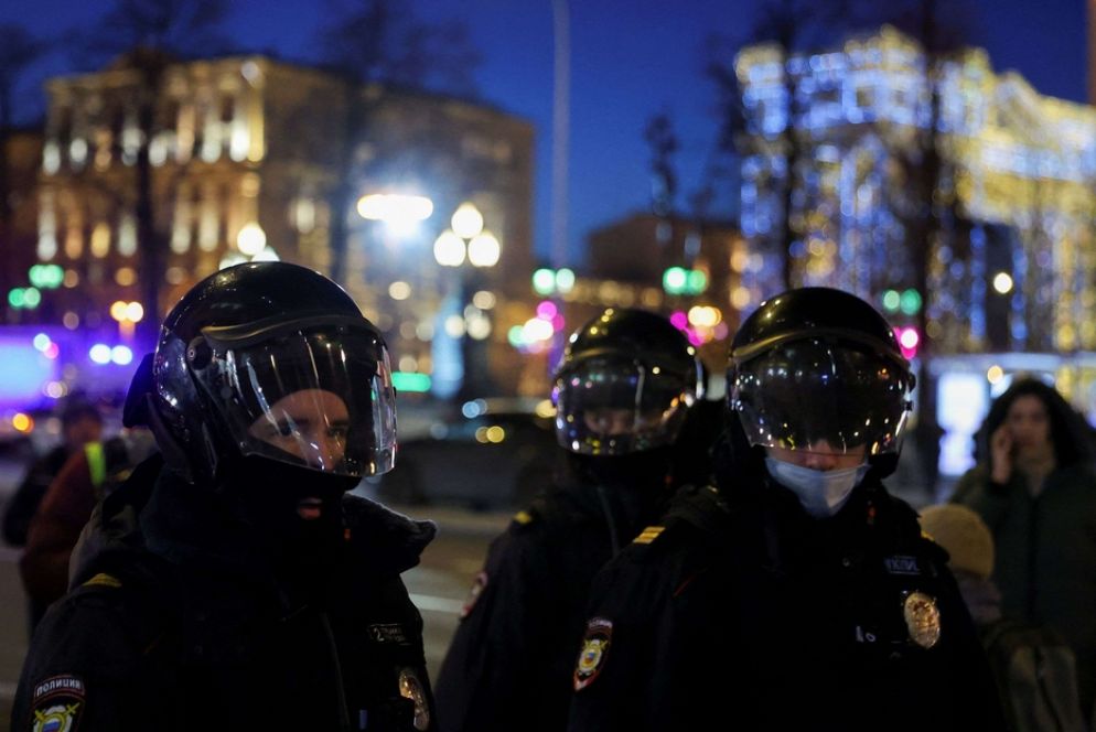 Le forze dell'ordine russe in tenuta anti sommossa hanno reagito in maniera violenta contro i manifestanti che sono scesi in piazza soprattutto a Mosca e a San Pietroburgo, poiché contrari all'invasione russa in Ucraina. In moltissime altre piazze europee si sono viste analoghe manifestazioni di solidarietà all'Ucraina, senza che i manifestanti venissero fermati o picchiati.