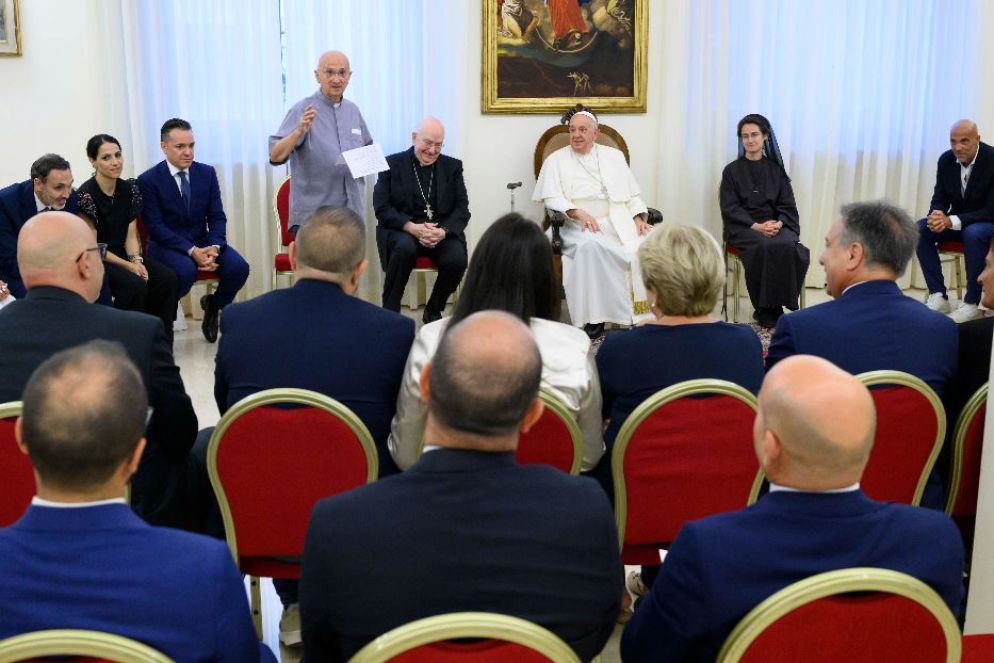 Un momento dell'incontro del Papa in Casa Santa Marta con gli organizzatori dell'Estate ragazzi in Vaticano