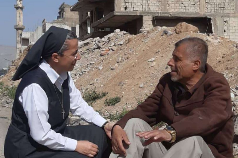 Siria. A Damasco le Suore della Carità aiutano le famiglie dei rifugiati, che vivono nelle case semi distrutte dai bombardamenti