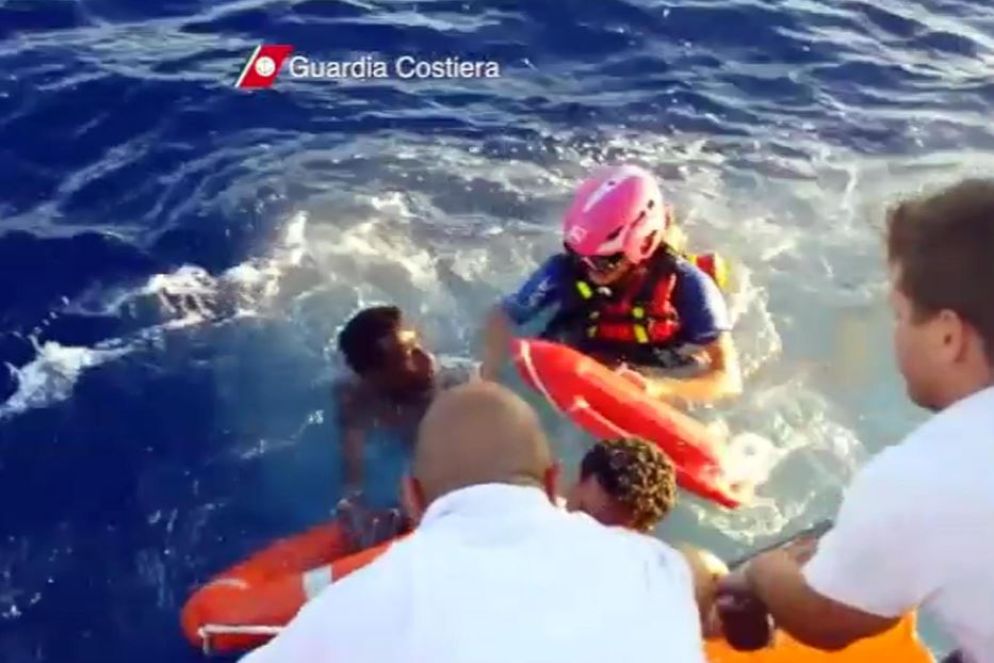 A Bordo c'erano 500 persone in fuga da miseria e violenza. Il soccorso di quei pochi ce l'hanno fatta a scampare alla tragedia, 368 giovani vite furono spezzate