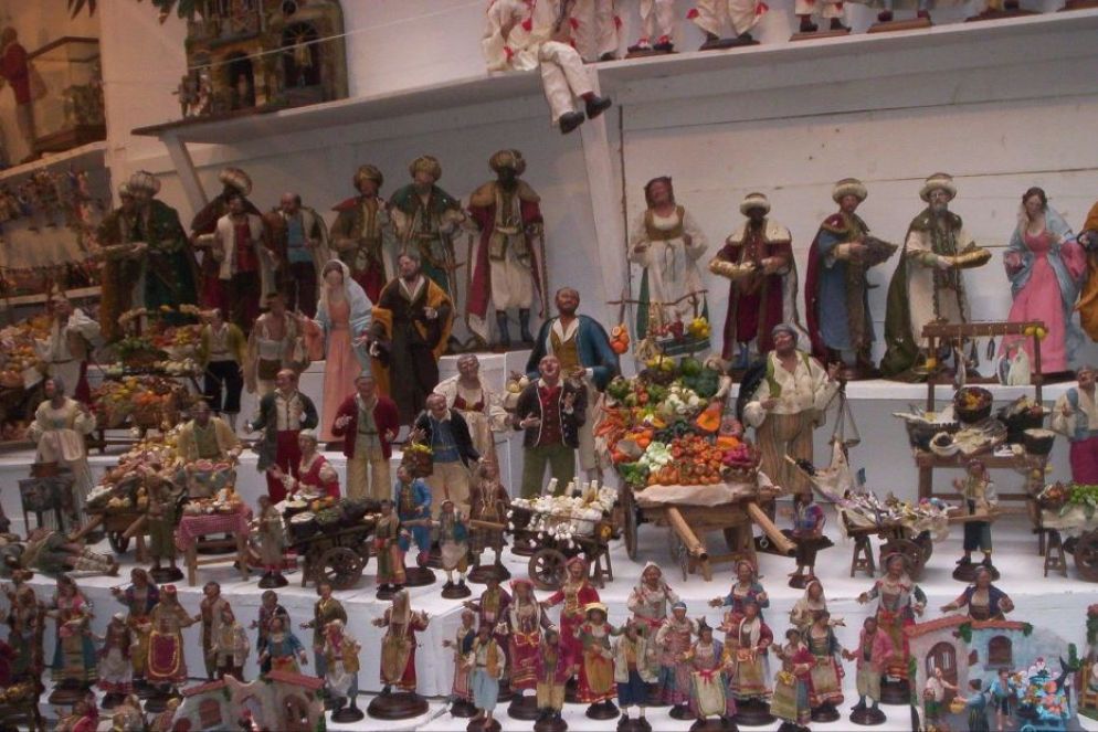 10) Napoli è forse la città italiana che produce i presepi più famosi del mondo. Come si chiama la via in cui si trovano le botteghe che li vendono?