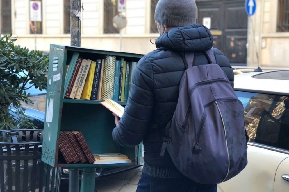 Una piccola cassetta della posta crea un book crossing di quartiere in via Orti a Milano