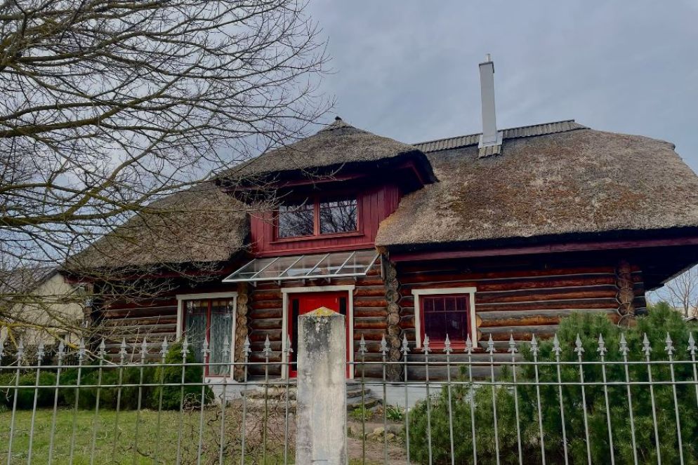 Una casa dei pescatori rinnovata, ma sempre con il tetto in paglia