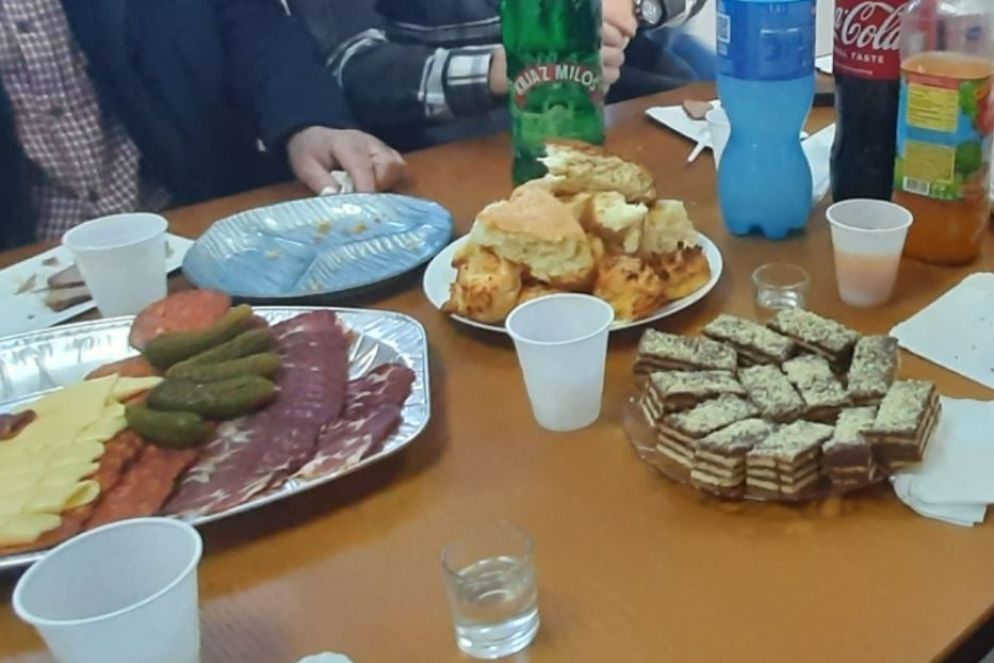 La tavola apparecchiata per il pranzo di Natale della comunità serba