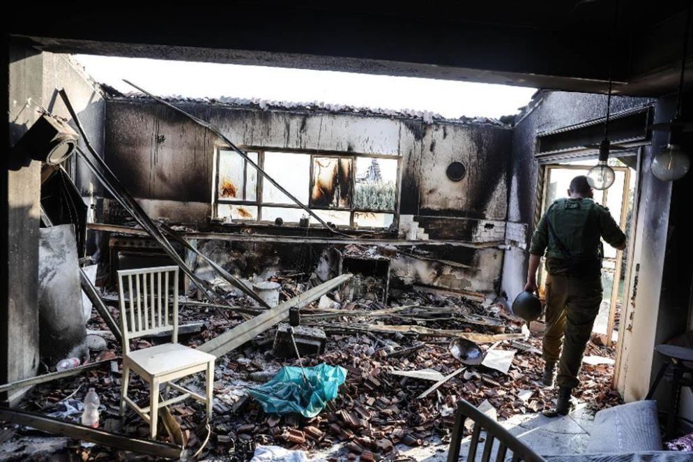 Alle 6.30 del 7 ottobre il gruppo terrorista Hamas sferra contro Israele, partendo dalla Striscia di Gaza, l’attacco più massiccio degli ultimi decenni. Vengono lanciati migliaia di razzi, poi decine di miliziani superano il confine a bordo di deltaplani, mentre altri 400 con l’esplosivo aprono nella barriera varchi per moto e veicoli d'assalto. Nei primi scontri centinaia tra soldati e civili sono uccisi o catturati. Una cinquantina di miliziani fa irruzione in un rave party, nel deserto del Negev, uccidendo almeno 260 giovani e rapendone decine. Nel complesso i morti causati dalla violenza terroristica di Hamas sono stati 1.200. Nei giorni seguenti Israele risponde attaccando in forze la striscia di Gaza.