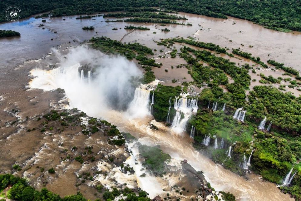 Le cascate del fiume Iguazù viste dall'elicottero
