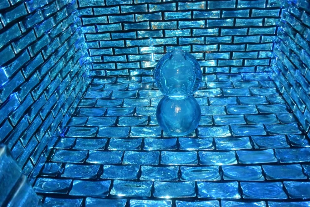 Grotta Azzurra - In questi mesi speciali che celebrano i 110 anni dal completamento della costruzione del Palazzo ideale, chi giungerà a Hauterives potrà pure visitare, in uno spazio espositivo adiacente al capolavoro, altre creazioni di Othoniel, anch’esse parti integranti della mostra Il sogno dell’acqua. Fra queste, l’opera Grotta Azzurra. Il titolo è proprio italiano e con esso Othoniel rende omaggio all’ispirazione tratta dai propri lunghi soggiorni nel nostro Paese, spesso dedicati a visitare i più bei giardini storici italiani.