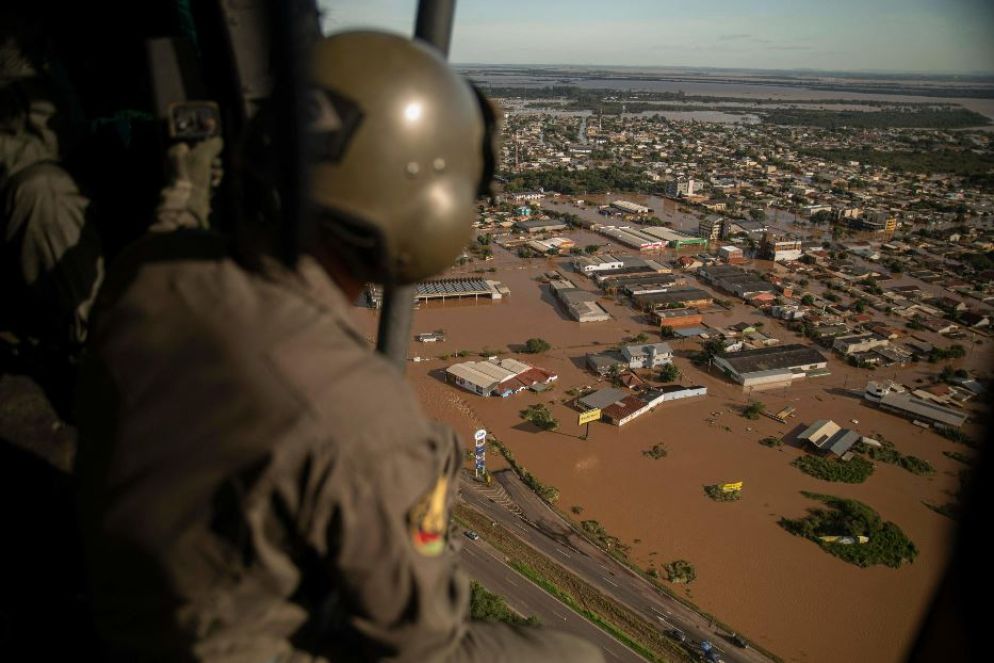 Un militare osserva dall'elicottero le strade allagate di El Dorado do Sul city, vicino a Porto Alegre