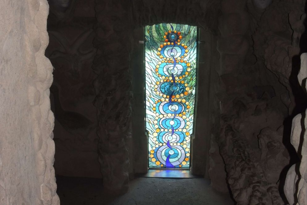 L’interno del Palazzo - Ancor oggi, i visitatori del Palazzo ideale possono visitare pure i corridoi interni dell’edificio, talora non meno decorati delle facciate esterne. Qui, Othoniel ha immaginato e inserito una vetrata che diffonde dei suggestivi riflessi policromi su pavimenti e pareti.