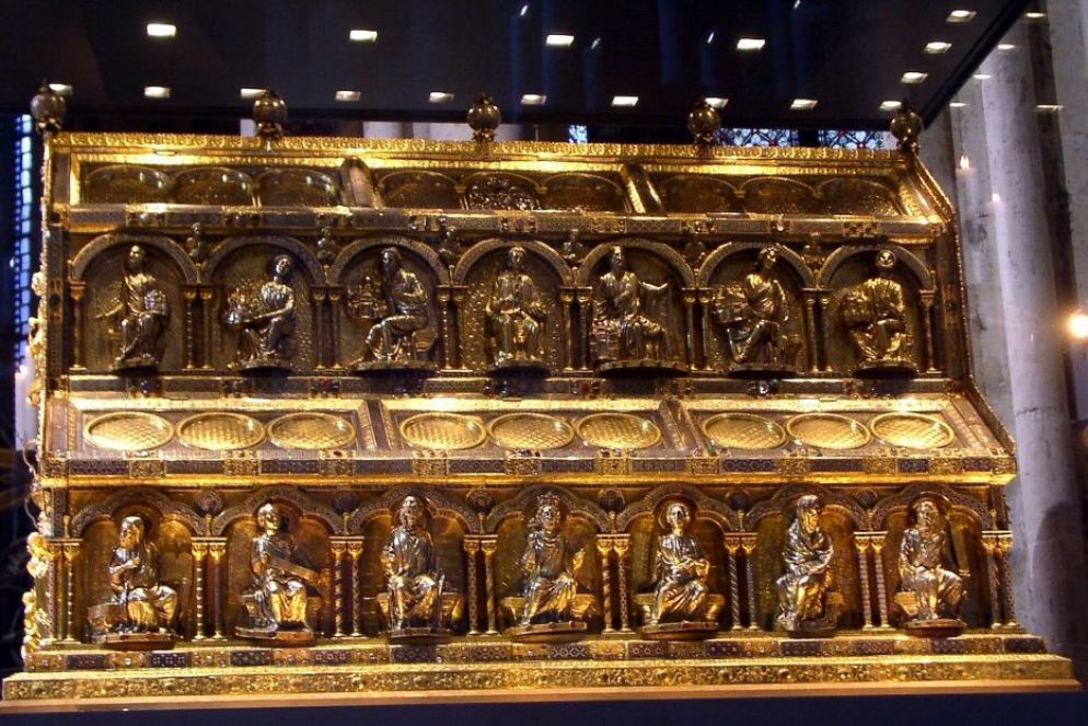 4) L’imperatore Federico Barbarossa nel medioevo rubò e fece portare in Germania i resti dei Re Magi. In quale città italiana erano prima conservati?