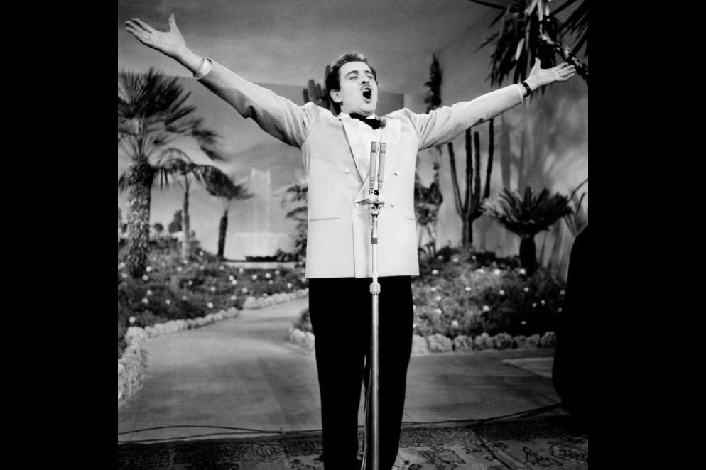 Domenico Modugno nella celebre esibizione della canzone Nel blu dipinto di blu sul palco del VIII Festival di Sanremo, 1958.