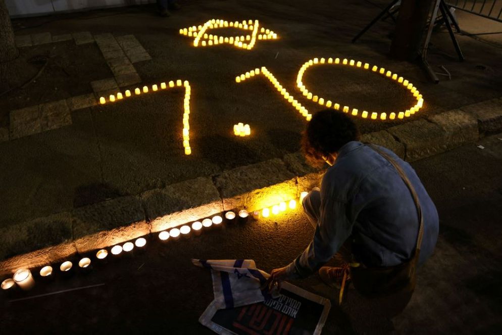 Manifestazione per gli ostaggi israeliani davanti alla Knesset a Gerusalemme a un mese dal tragico attacco di Hamas