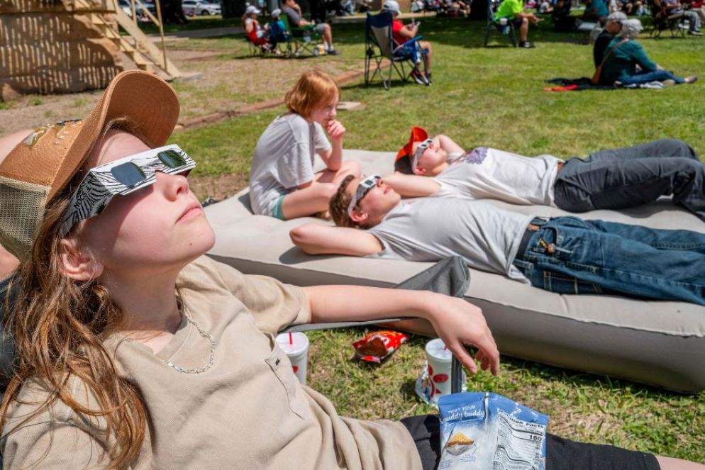 Nei parchi invece sono comparse centinaia di materassi
