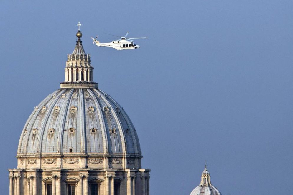 È una delle immagini che resterà nella storia della Chiesa: a bordo di un elicottero Benedetto XVI lascia il Vaticano e raggiunge Castel Gandolfo. È il 28 febbraio 2013. Alle 20 di quel giorno, come annunciato l’11 febbraio durante un Concistoro, diventerà effettiva la sua rinuncia al ministero petrino aprendo di fatto la Sede Vacante e la convocazione di un Conclave per eleggere il nuovo Papa. Prima di lasciare il Vaticano, Benedetto XVI aveva incontrato al mattino la quasi totalità del Collegio cardinalizio e alla loro presenza garantisce la propria fedeltà e obbedienza al “futuro Papa che è tra voi”. Una giornata storica, che chiude un pontificato durato complessivamente 7 anni, 10 mesi e 9 giorni. Ma non si tratta di un addio. “Sono semplicemente un pellegrino che inizia l’ultima tappa del suo pellegrinaggio in questa terra – dice affacciandosi dal balcone esterno di Castel Gandolfo il 28 febbraio -. Ma vorrei ancora, con il mio cuore, con il mio amore, con la mia preghiera, con la mia riflessione, con tutte le mie forze interiori, lavorare per il bene comune e il bene della Chiesa e dell’umanità”.