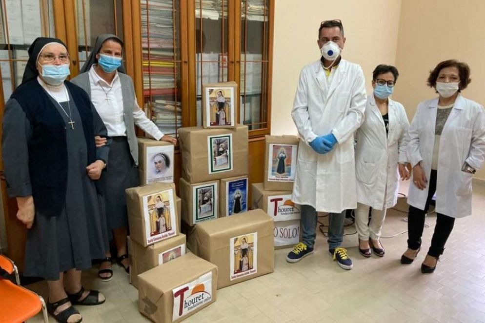 Italia.  Durante l’emergenza Covid-19, la Fondazione ha lanciato una campagna per la raccolta di aiuti ed equipaggiamenti, a protezione del personale sanitario e dei pazienti, che sono stati donati all’Ospedale di Polistena (RC).