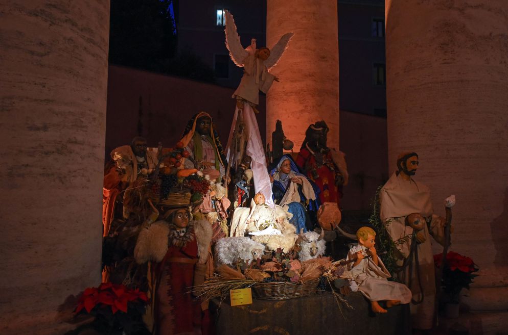 Monsignor Fisichella riprendendo le parole scritte da dl Papa nella lettera apostolica Admirabile signum ricorda che non è importante il modo con cui viene allestito il presepe. “Può essere sempre uguale o modificarsi ogni anno; ciò che conta - si legge nella lettera apostolica firmata nel 2019 a Greccio da Papa Francesco - è che esso parli alla nostra vita”.