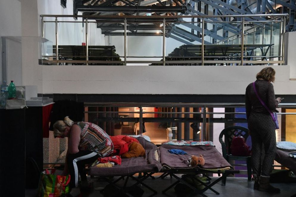 Salgono a oltre 4.800, 1.700 in più rispetto a giovedì mattina, le persone che hanno trovato accoglienza nelle sedi allestite dai Comuni (palestre e alberghi) di cui 743 minori: oltre 4mila nel ravennate, 471 nel bolognese, 300 nel forlivese-cesenate e 32 nel riminese.