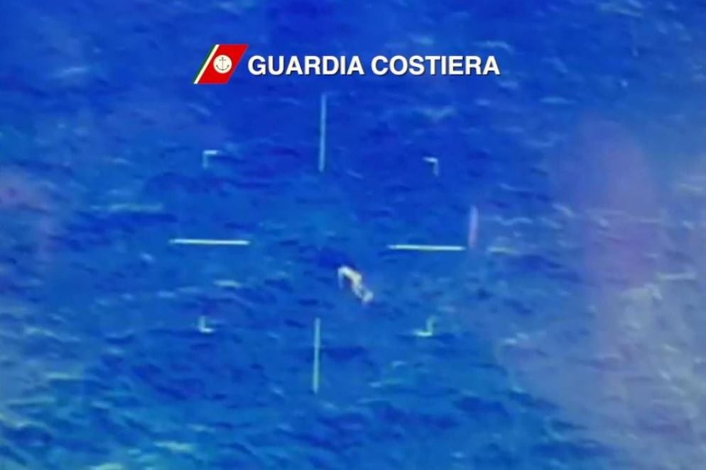 Un corpo che galleggia in mare dopo il naufragio. Come un manichino