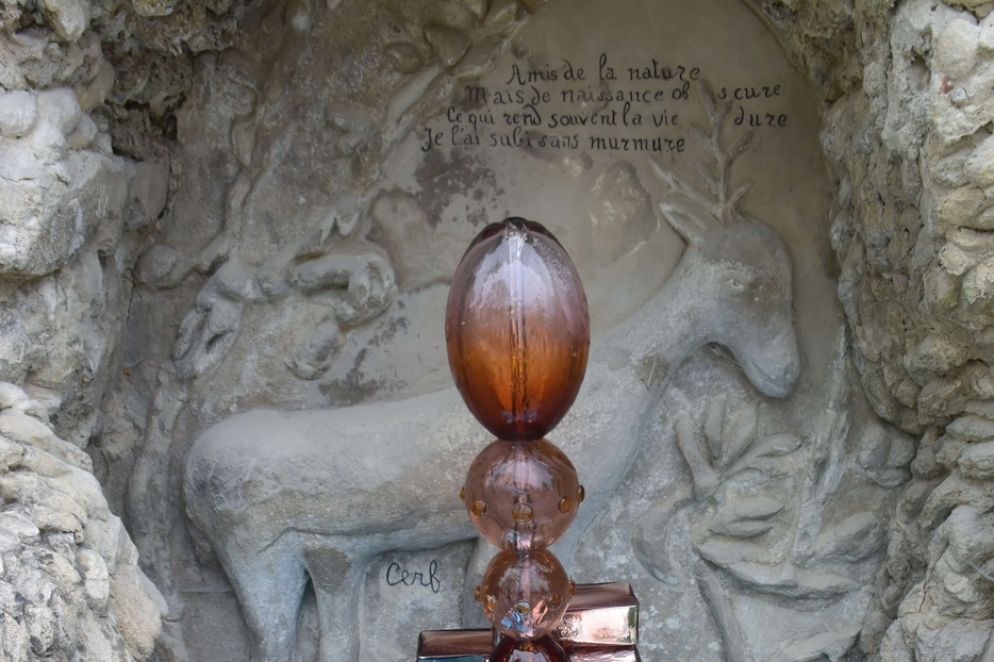 La nicchia del Cervo - Fra le nicchie delle facciate laterali del Palazzo, vi è pure quella molto poetica che custodisce il bassorilievo di un cervo. Anche qui, Othoniel ha inserito una scultura policroma in forma di fontana.