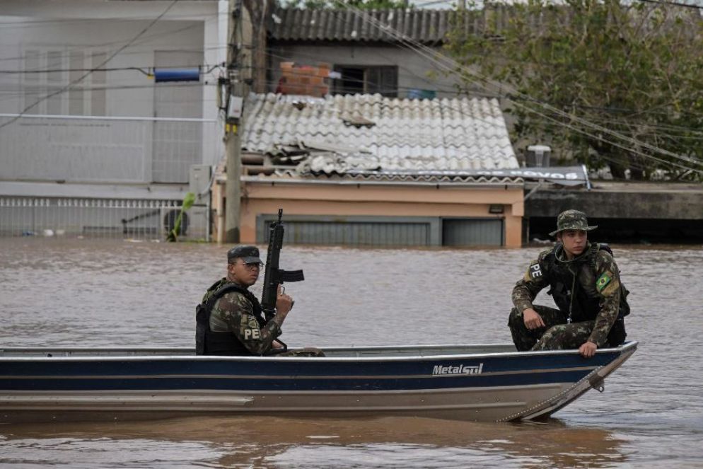 Soldati dell'esercito pattugliano il quartiere di Humaita, allagato, a Porto Alegre
