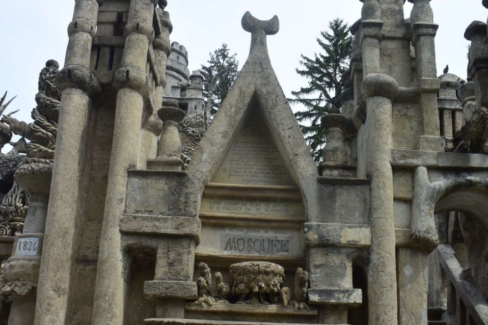 Un ideale di fratellanza civile e interreligiosa - Il ricco e variegato messaggio simbolico del Palazzo ideale è attraversato in particolare dal tema della fratellanza umana, sul piano civile, ma anche interreligioso. Anche per questo, sulla facciata posteriore, Cheval ha persino immaginato un’ala intitolata «Moschea», che ricorda proprio gli edifici di culto musulmani. Il postino autodidatta non aveva i mezzi e le risorse per viaggiare, ma nutrì il proprio immaginario universalista sfogliando le prime riviste illustrate che ogni giorno gli capitavano fra le mani, grazie al suo lavoro.