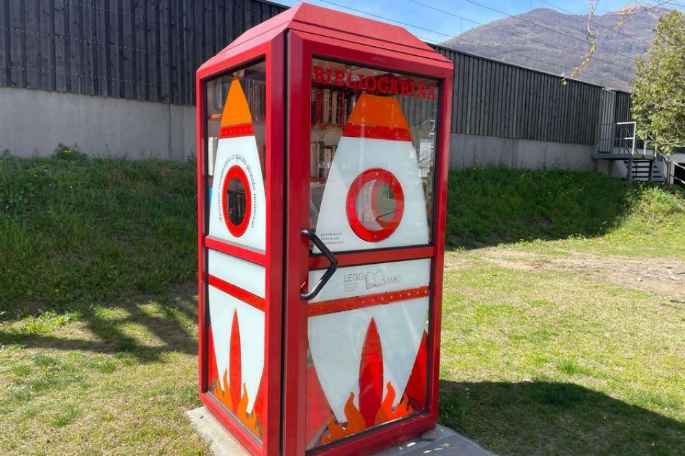 Una bibliocabina in un prato di Lamone (Lugano)