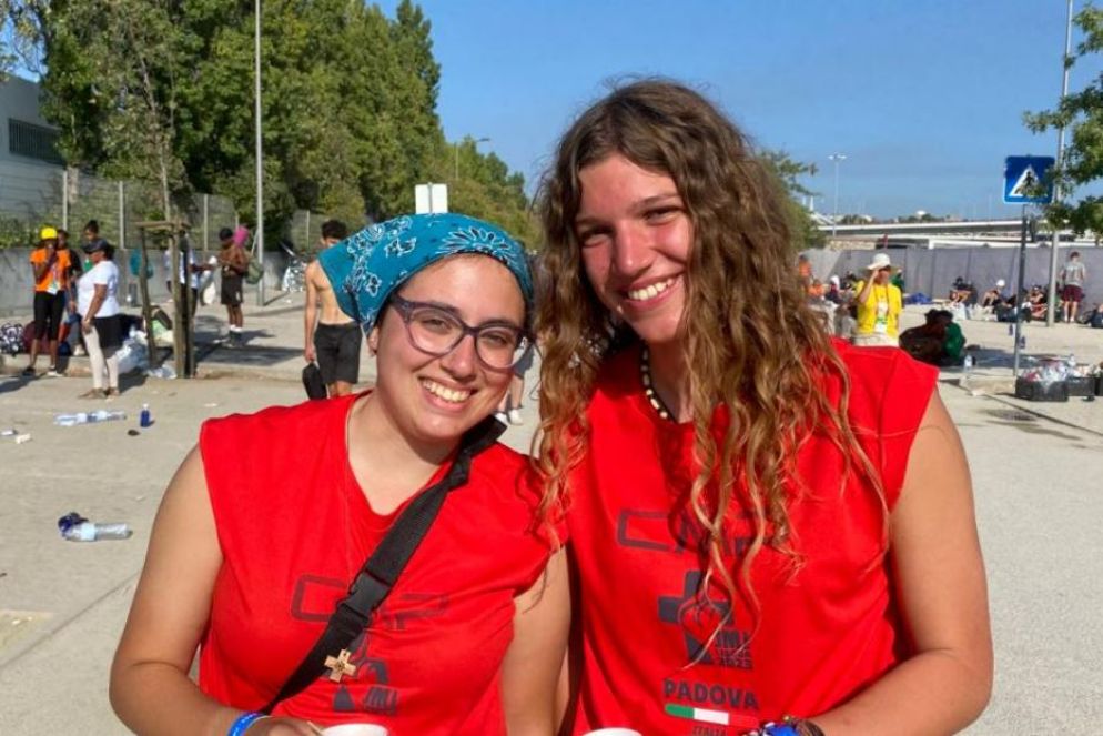 Due ragazze dalla diocesi di Padova: a destra Irene Buniato, 18 anni. alla sua prima Gmg. «Un’esperienza formativa sotto ogni aspetto, in particolare per l’adattamento e la condivisione». A sinistra Noemi Babetto, 18 anni. «Ho apprezzato i temi trattati durante la Via Crucis, specie quello della salute mentale, molto importante per noi giovani dopo la pandemia».