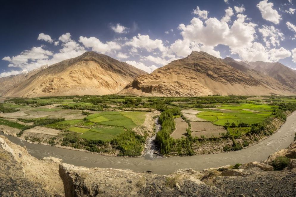 Campi di riso in Afghanistan al di là del fiume Panj
