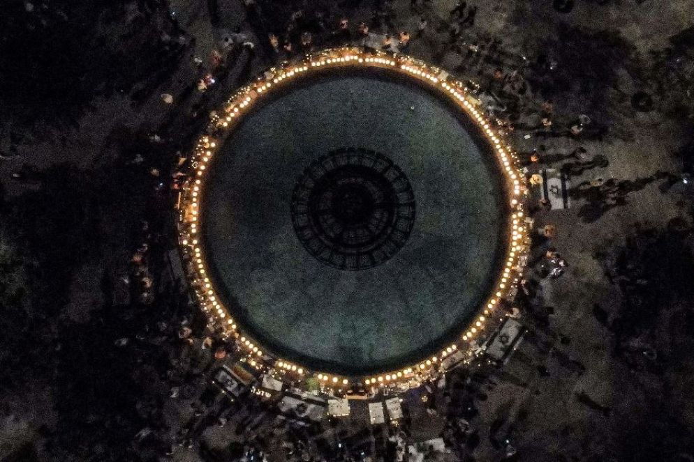 Candele nella piazza Dizengoff, nel centro di Tel Aviv per ricordare gli ostaggi israeliani nella mani di Hamas da un mese