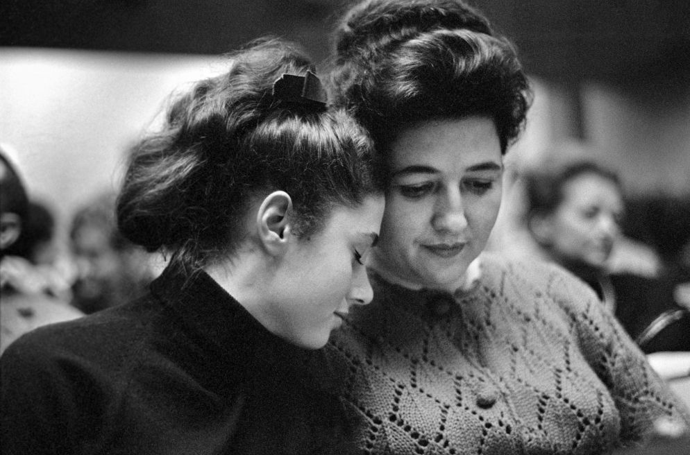 Gigliola Cinquetti, con la mamma Sara, in una pausa del XIV Festival di Sanremo, 1964.