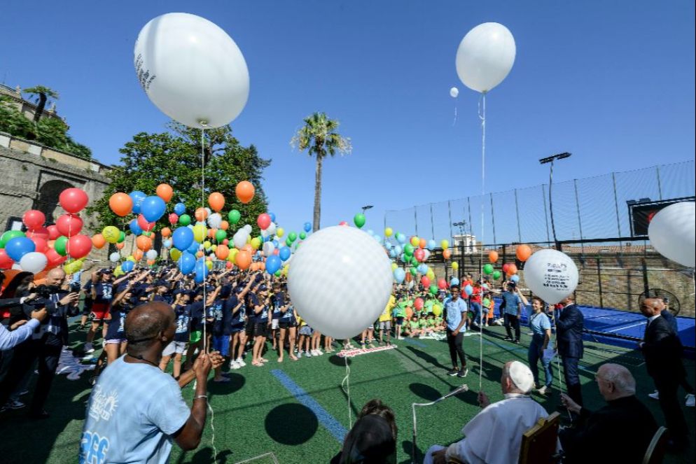 Il lancio dei palloncini del Papa assieme ai ragazzi dell'Estate ragazzi in Vaticano