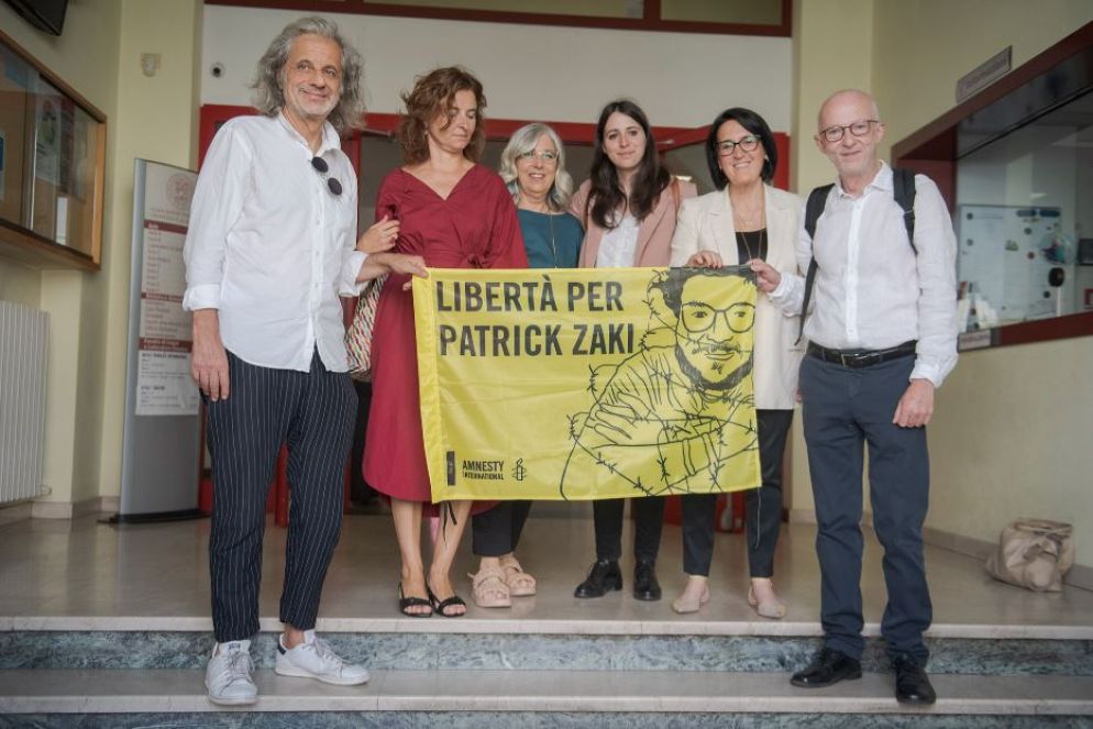 Alla laurea di Zaki hanno partecipato il Rettore Molari e compagni di corso insieme ad attivisti di Amnesty International Italia - Fotogramma