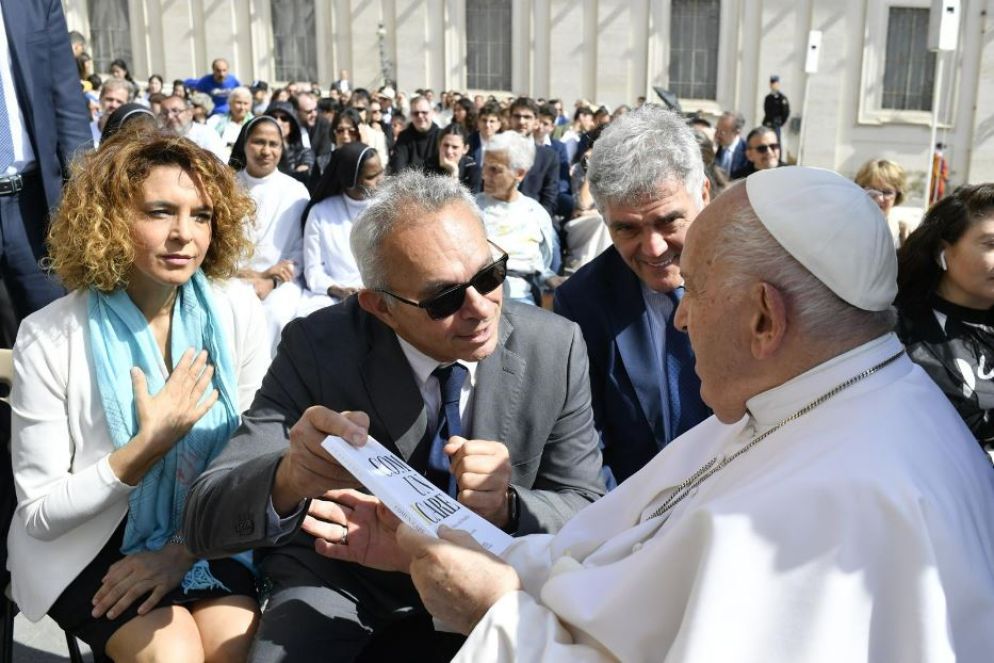 Vincenzo Varagona, presidente Ucsi, dona al Papa il volume "Comunicare" durante l'udienza generale in piazza San Pietro - .