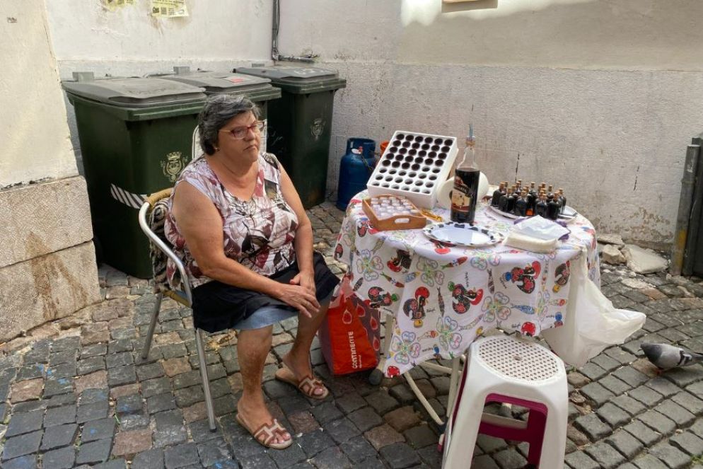 La signora Fernanda, che vende la jinja, un liquore tipico, nel quartiere Mouraria di Lisbona - Zanotti